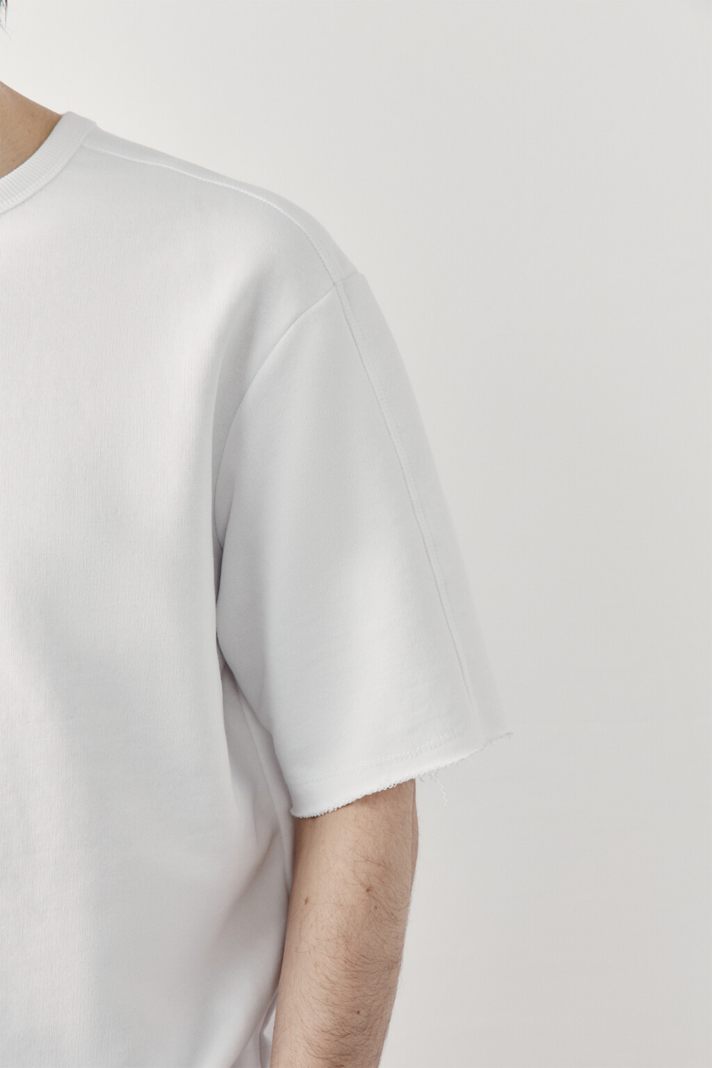 Футболка хлопковая оверсайз с необработанными краями - цвет белый - 6