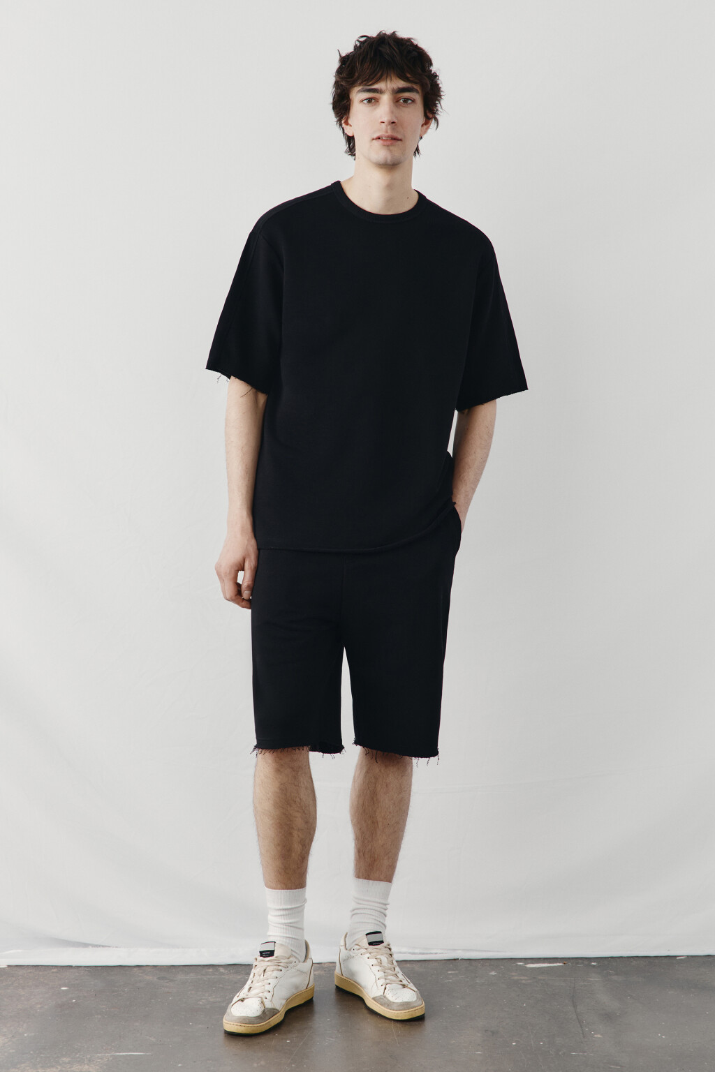 Футболка хлопковая оверсайз с необработанными краями - цвет черный - 4