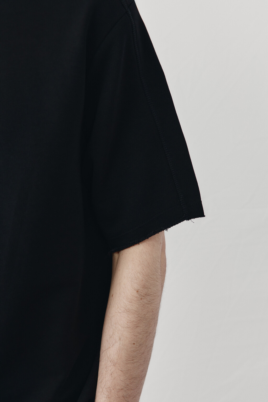Футболка хлопковая оверсайз с необработанными краями - цвет черный - 6