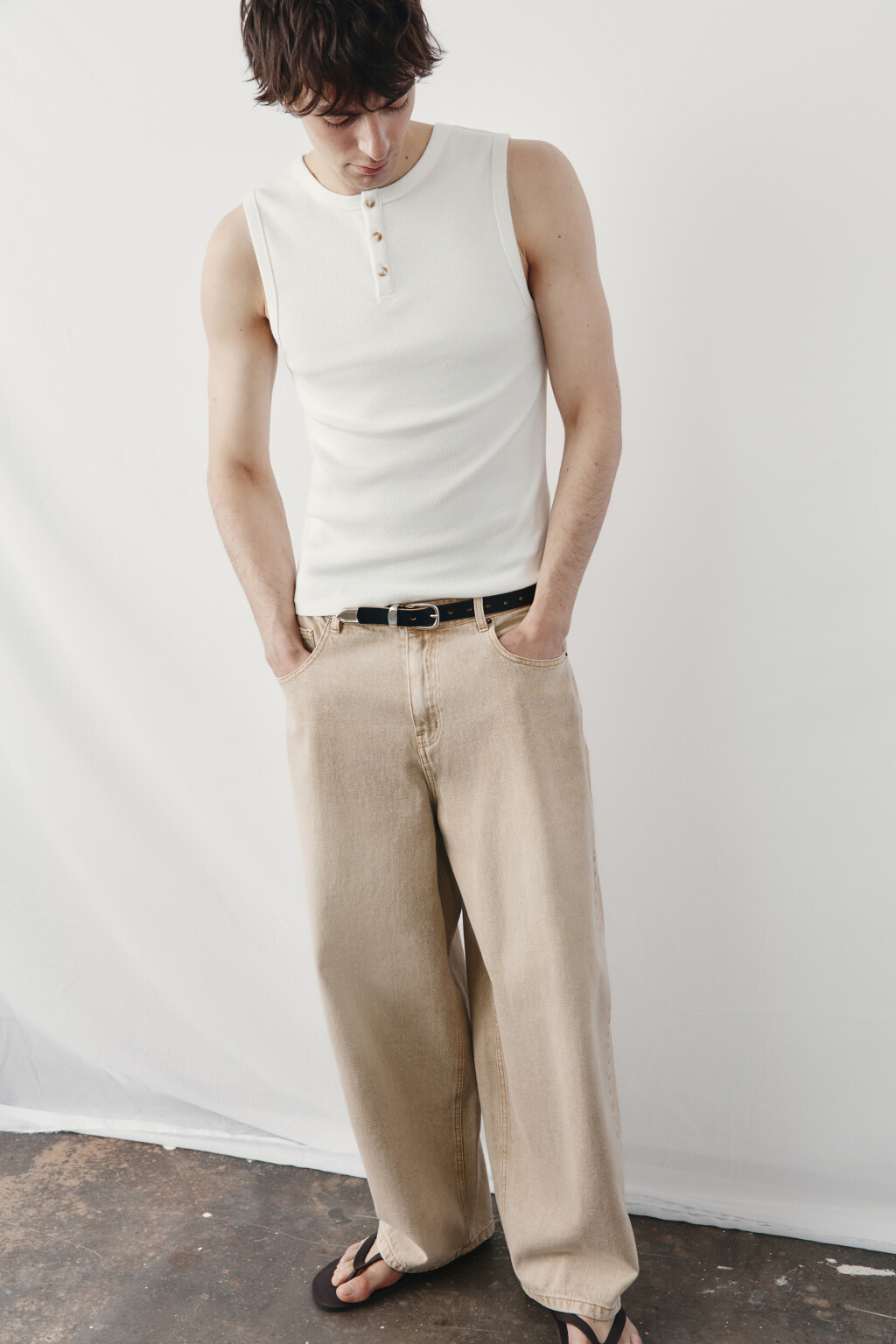 Майка хлопковая приталенная на пуговицах в рубчик - цвет белый - 1