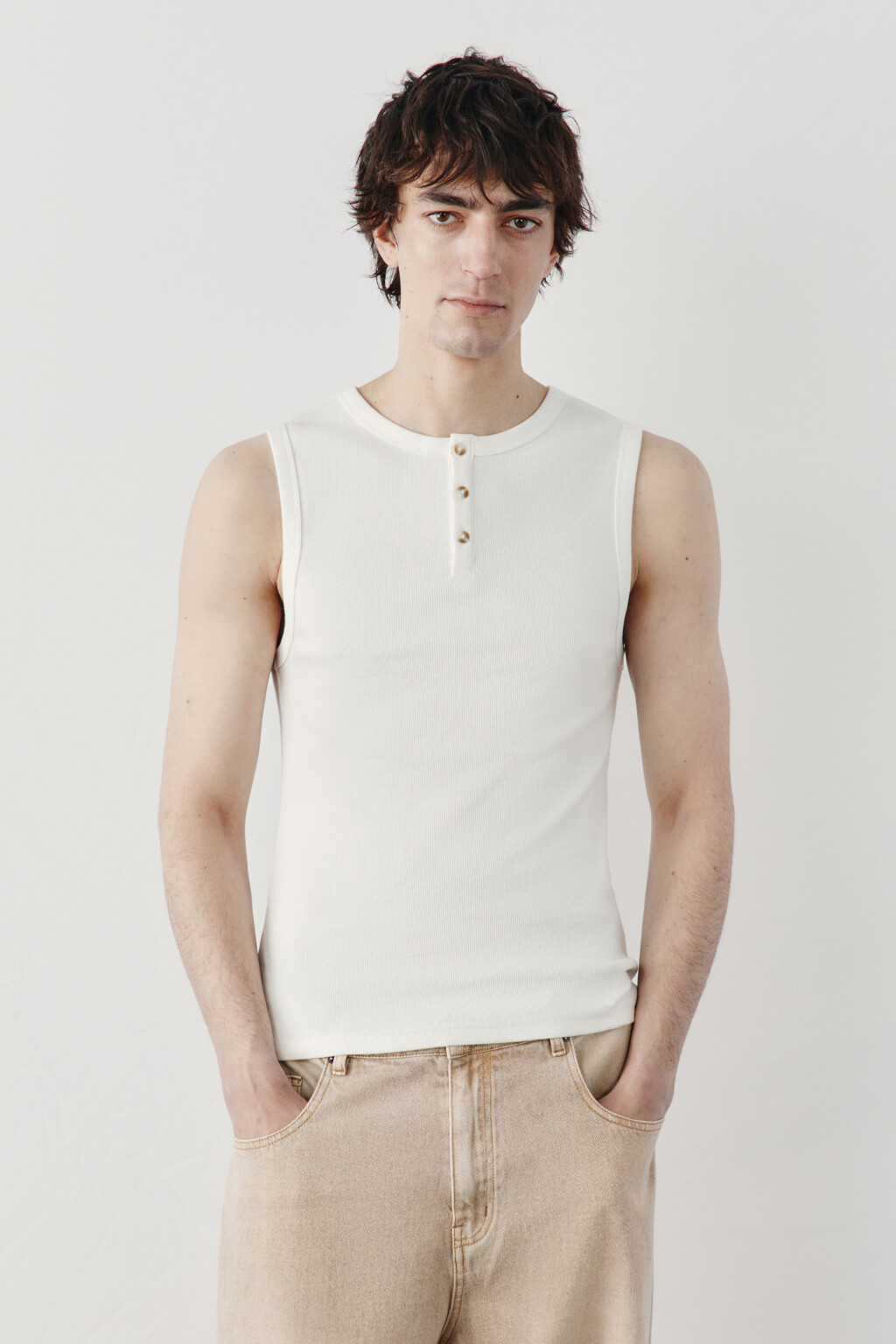 Майка хлопковая приталенная на пуговицах в рубчик - цвет белый - 2