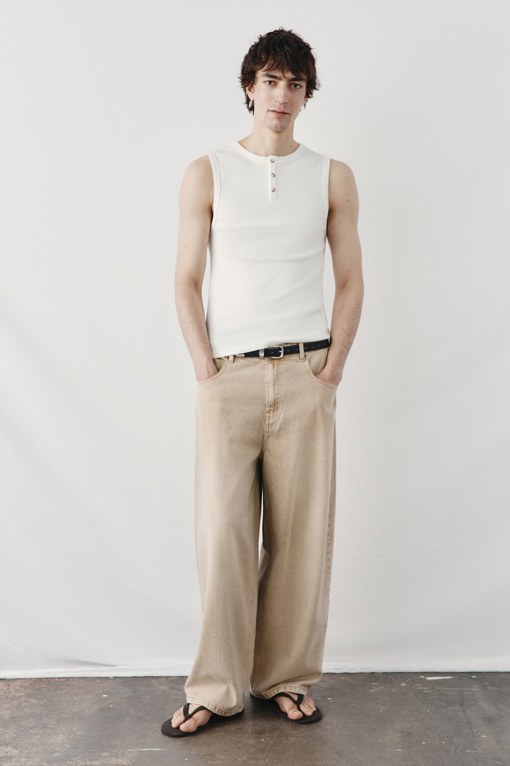 Майка хлопковая приталенная на пуговицах в рубчик - цвет белый - 4