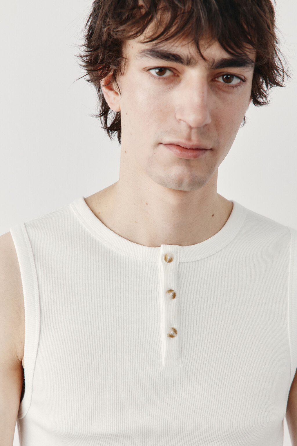 Майка хлопковая приталенная на пуговицах в рубчик - цвет белый - 5