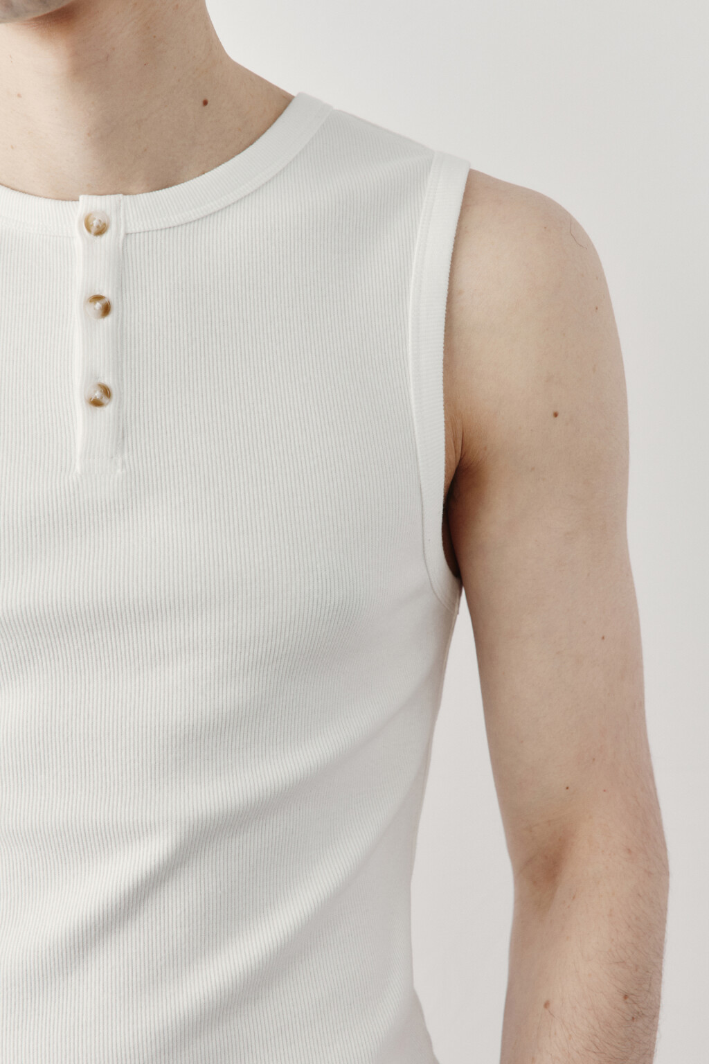 Майка хлопковая приталенная на пуговицах в рубчик - цвет белый - 6