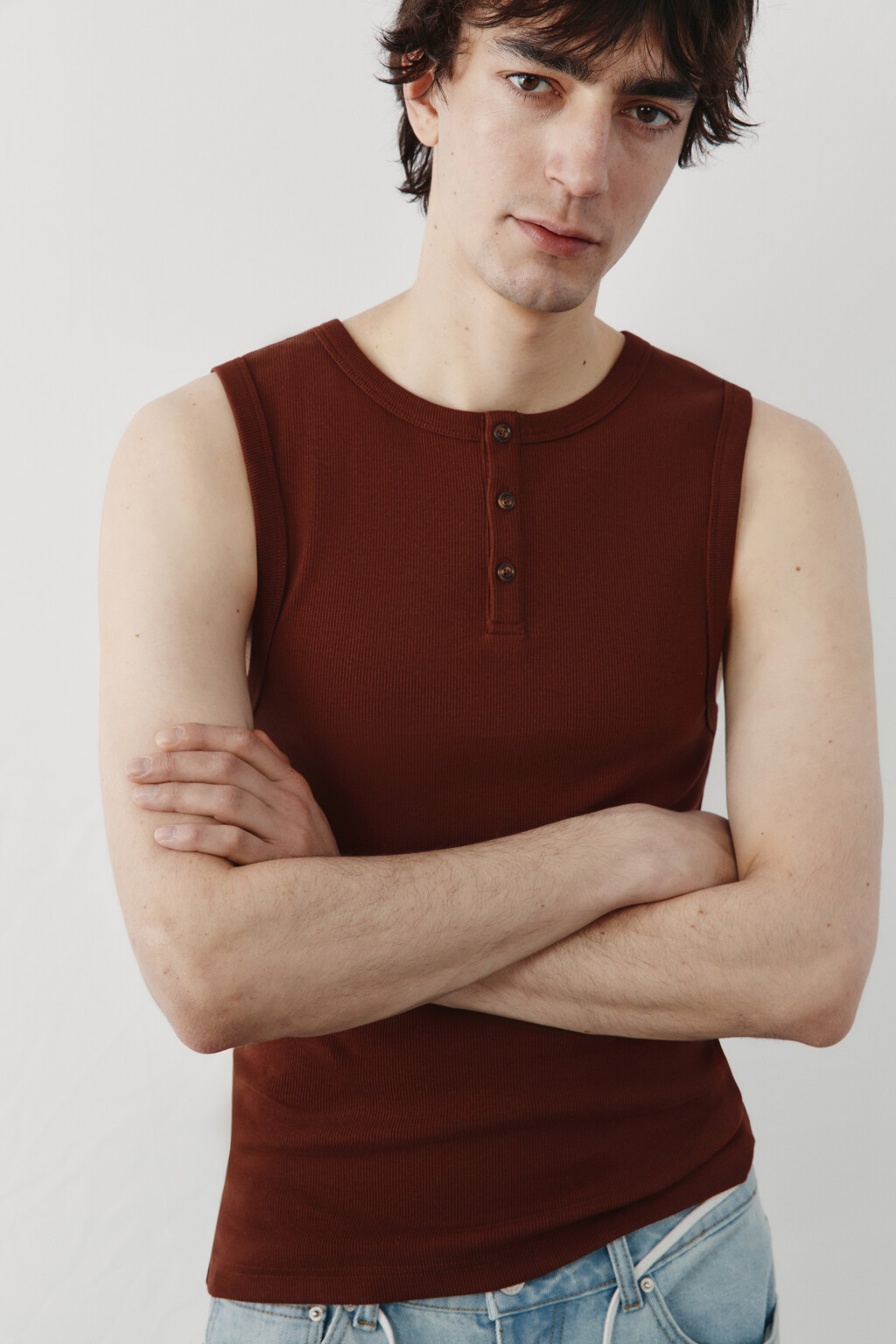 Майка хлопковая приталенная на пуговицах в рубчик - цвет коричневый - 1