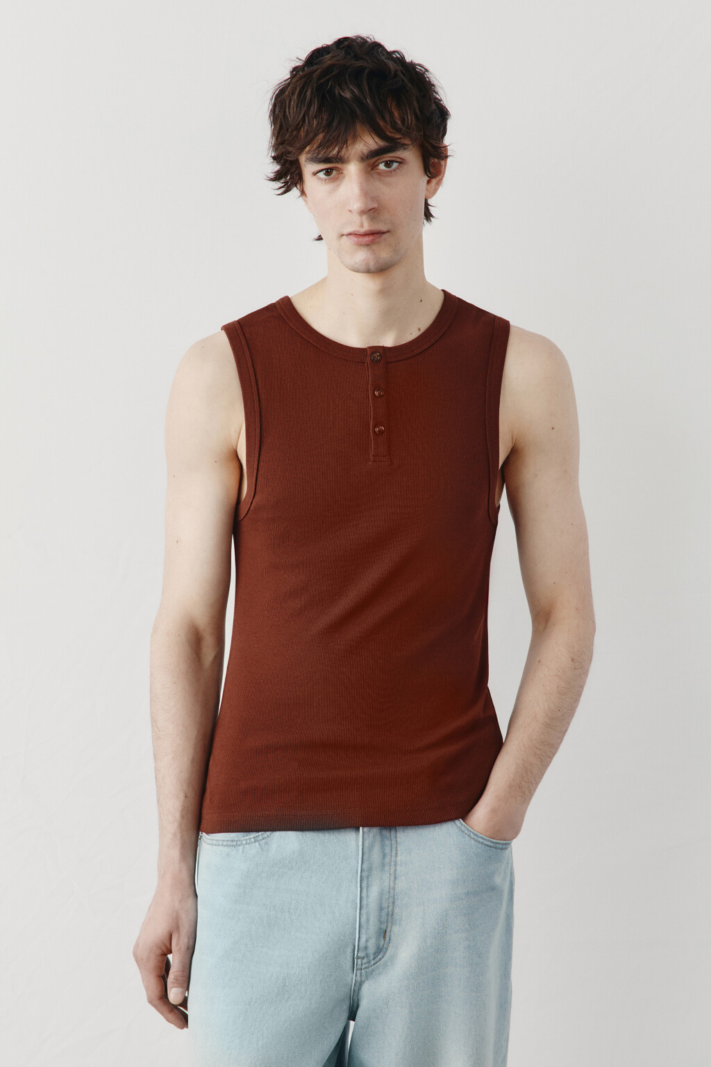 Майка хлопковая приталенная на пуговицах в рубчик - цвет коричневый - 2