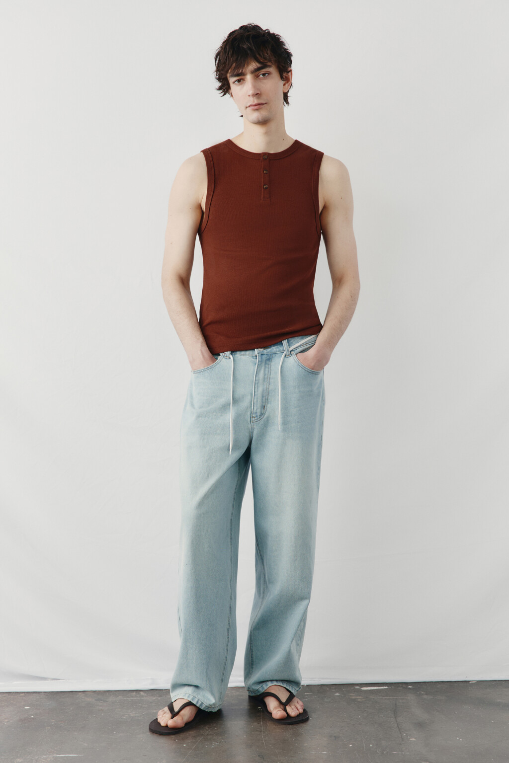 Майка хлопковая приталенная на пуговицах в рубчик - цвет коричневый - 4