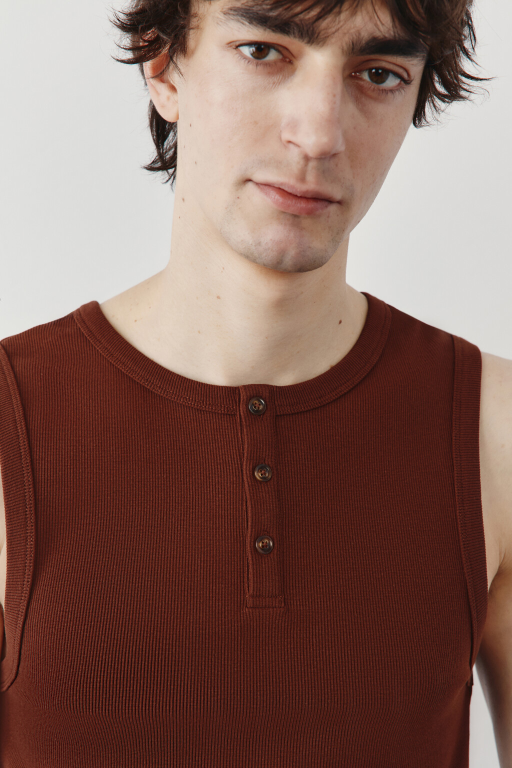 Майка хлопковая приталенная на пуговицах в рубчик - цвет коричневый - 5