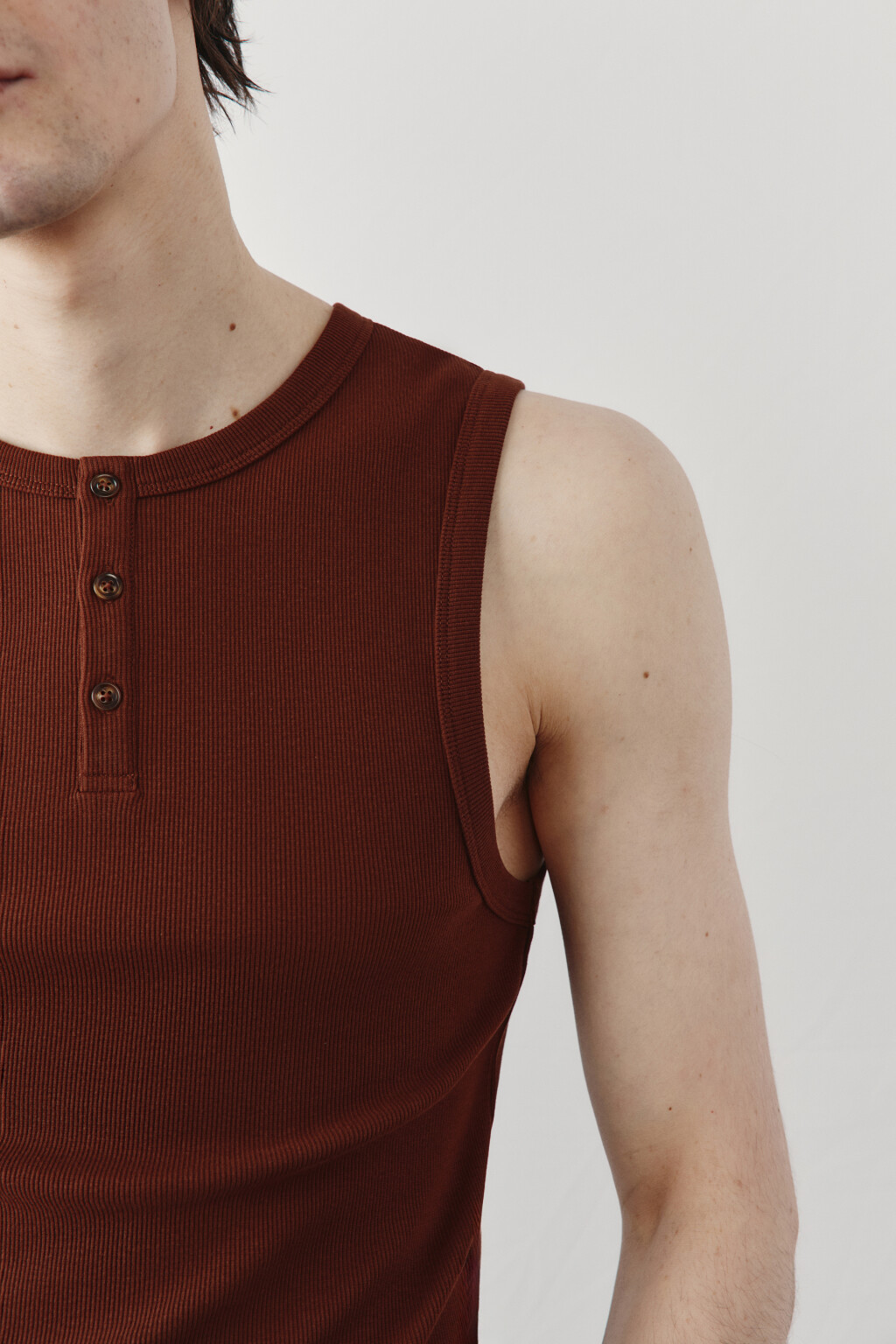 Майка хлопковая приталенная на пуговицах в рубчик - цвет коричневый - 6