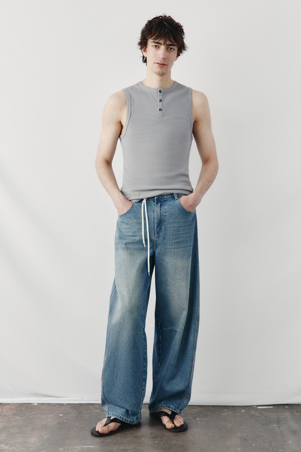 Майка хлопковая приталенная на пуговицах в рубчик - цвет серый - 3