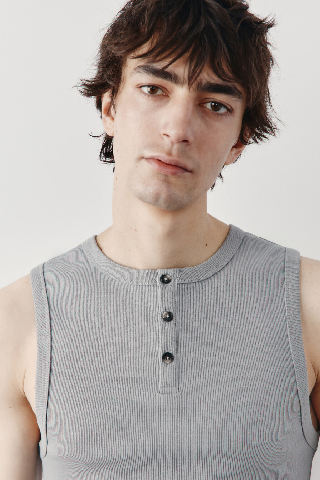 Майка хлопковая приталенная на пуговицах в рубчик - цвет серый - 4