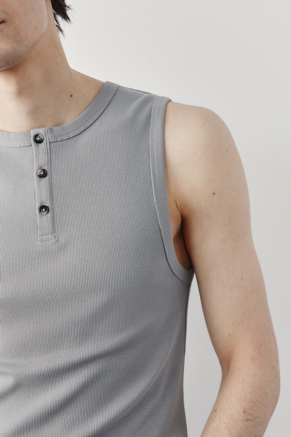 Майка хлопковая приталенная на пуговицах в рубчик - цвет серый - 5