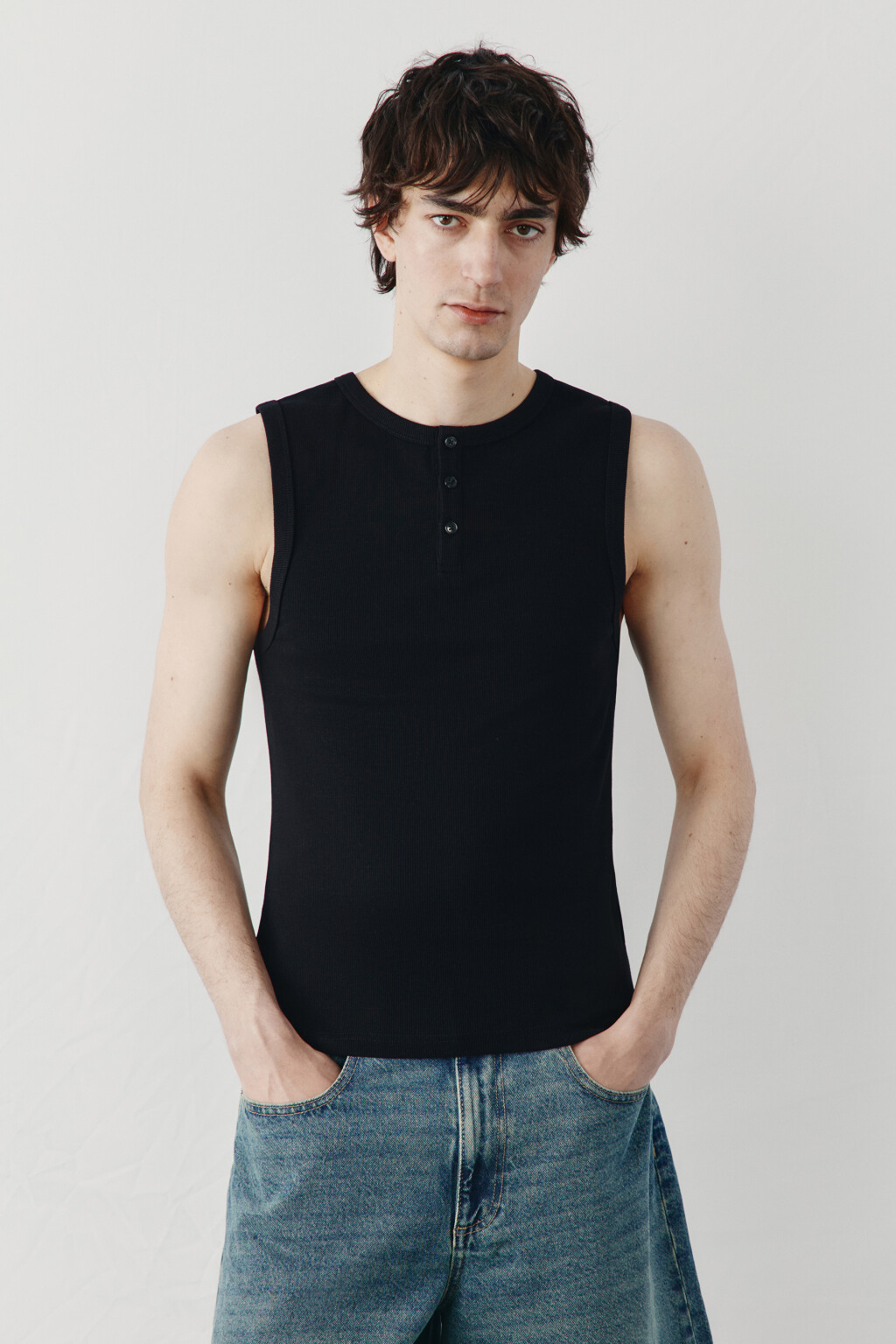 Майка хлопковая приталенная на пуговицах в рубчик - цвет черный - 2