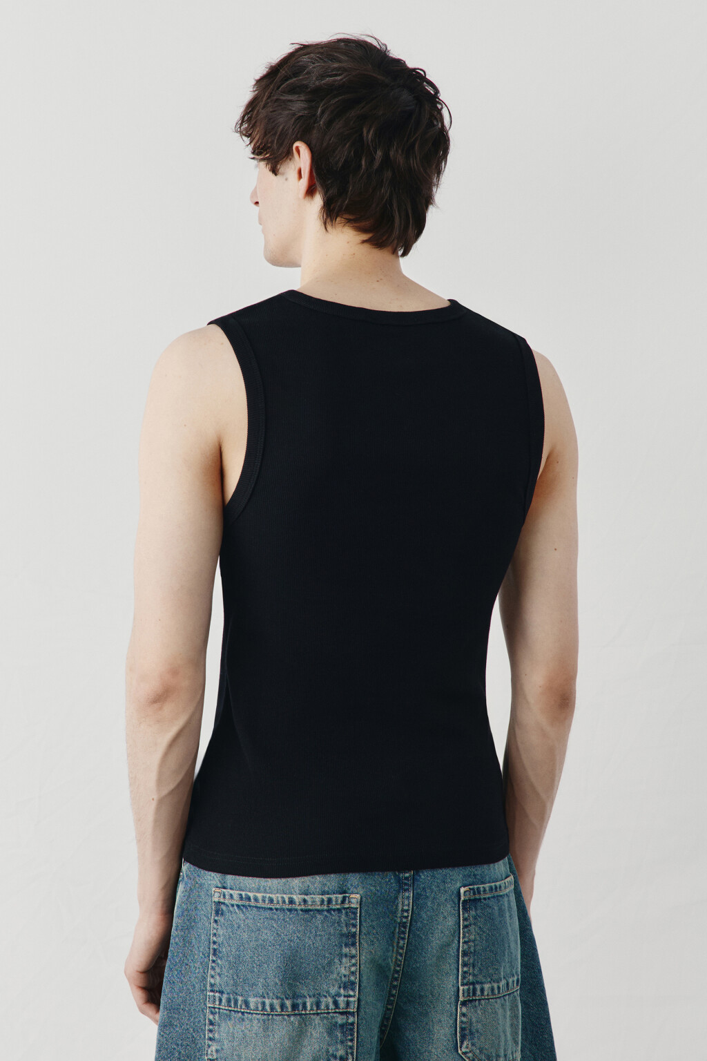 Майка хлопковая приталенная на пуговицах в рубчик - цвет черный - 3