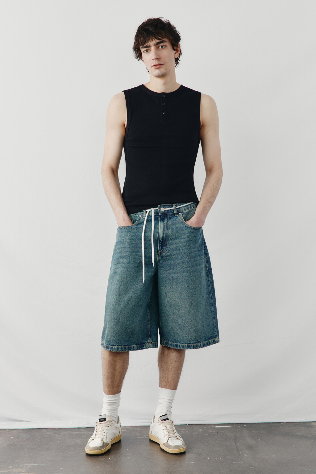 Майка хлопковая приталенная на пуговицах в рубчик - цвет черный - 4