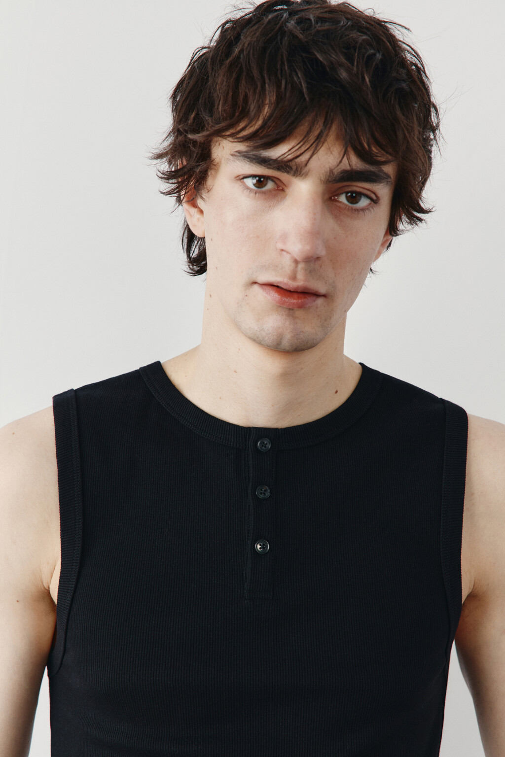 Майка хлопковая приталенная на пуговицах в рубчик - цвет черный - 5