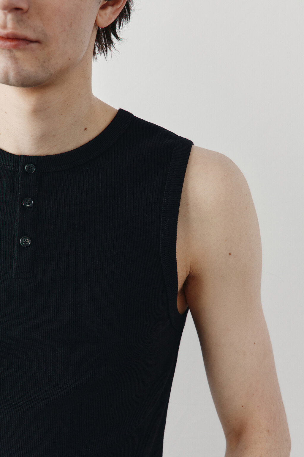 Майка хлопковая приталенная на пуговицах в рубчик - цвет черный - 6