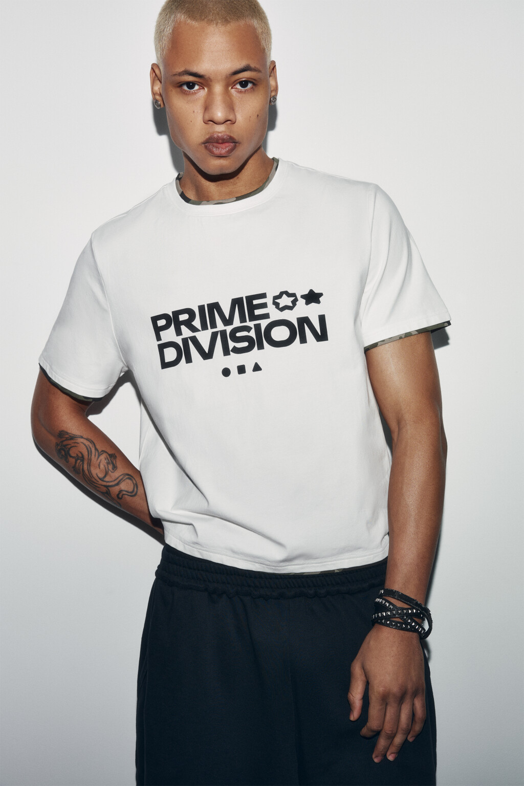 Футболка хлопковая облегающая с принтом и кантом - цвет белый - 1