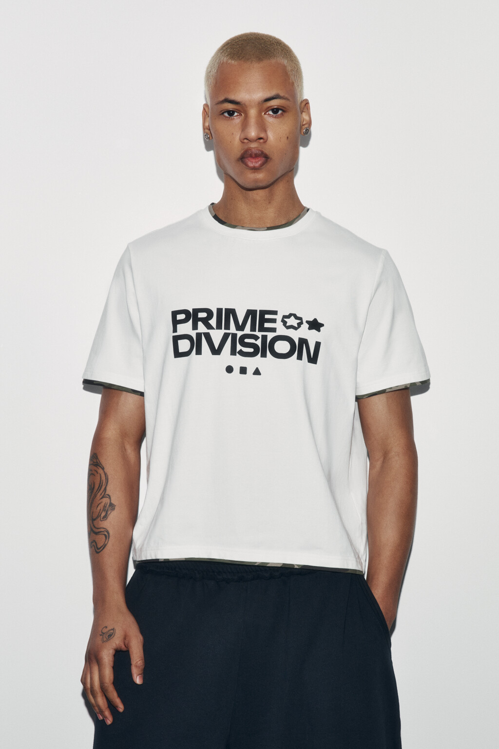 Футболка хлопковая облегающая с принтом и кантом - цвет белый - 2