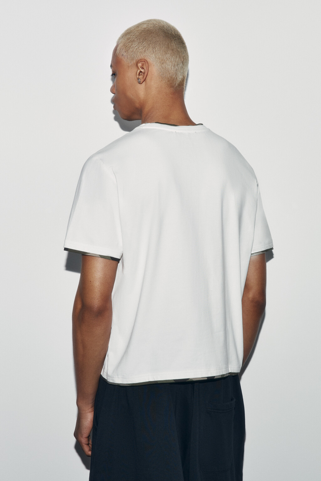 Футболка хлопковая облегающая с принтом и кантом - цвет белый - 3
