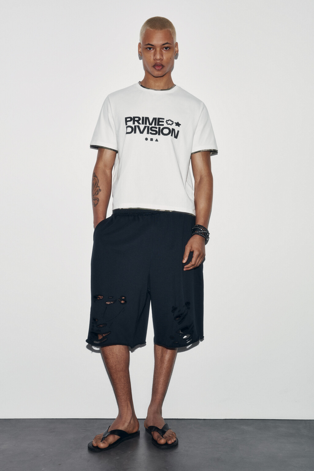 Футболка хлопковая облегающая с принтом и кантом - цвет белый - 4