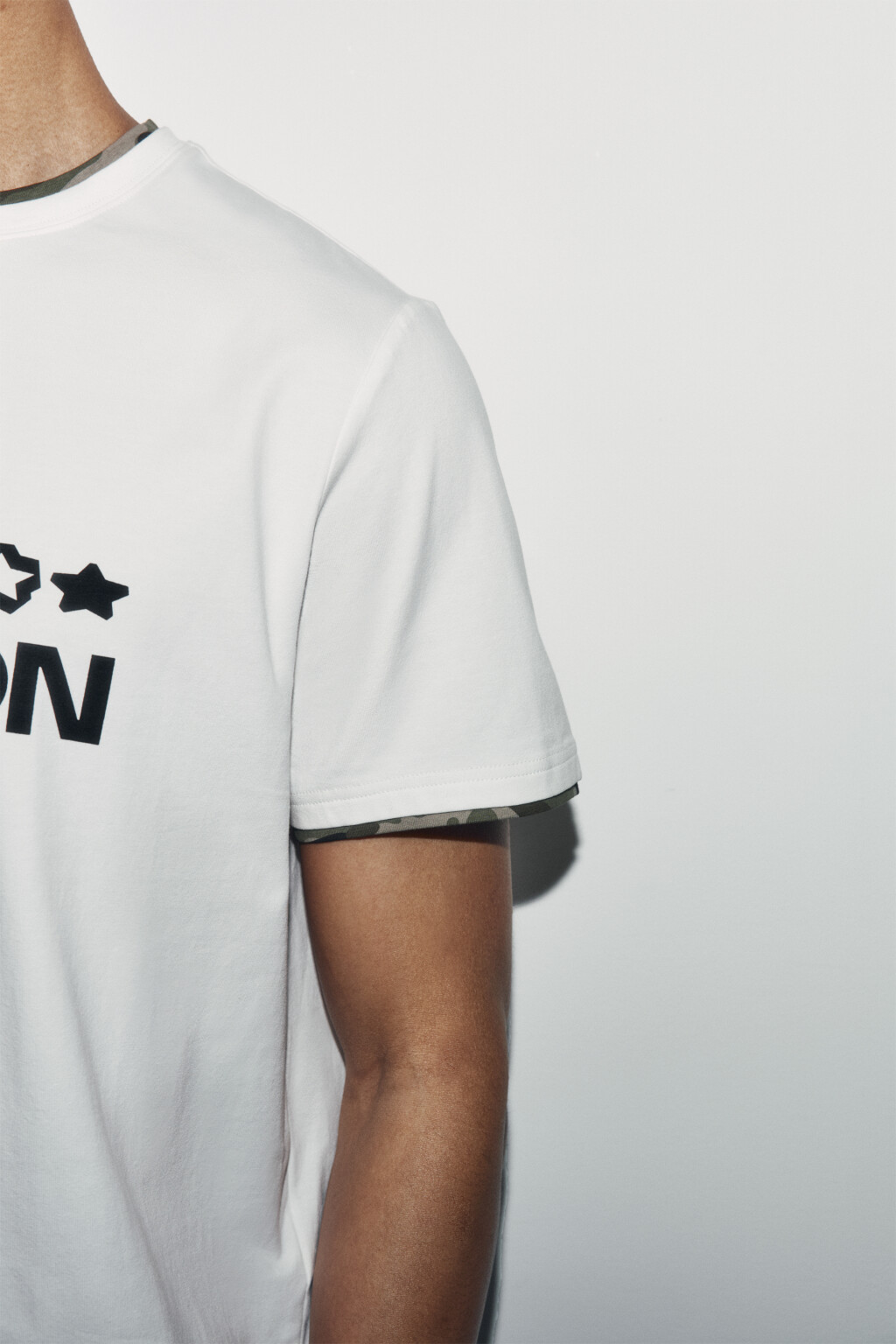 Футболка хлопковая облегающая с принтом и кантом - цвет белый - 6