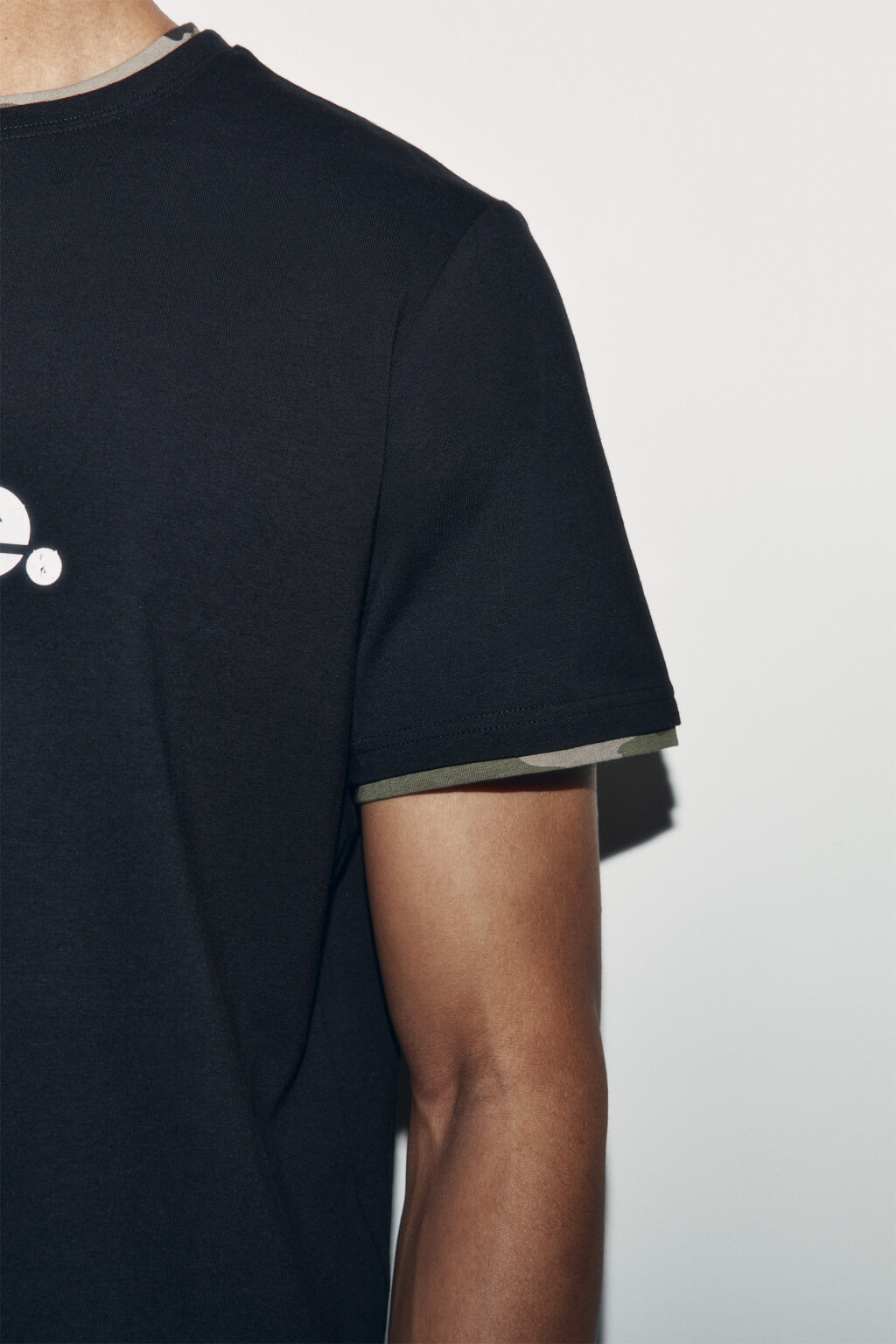 Футболка хлопковая облегающая с принтом и кантом - цвет черный - 6