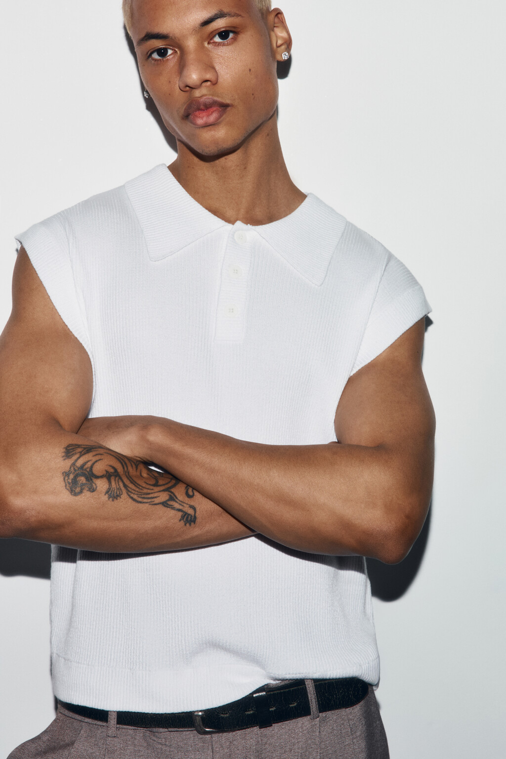 Жилет вязаный приталенный с отложным воротником - цвет белый - 1