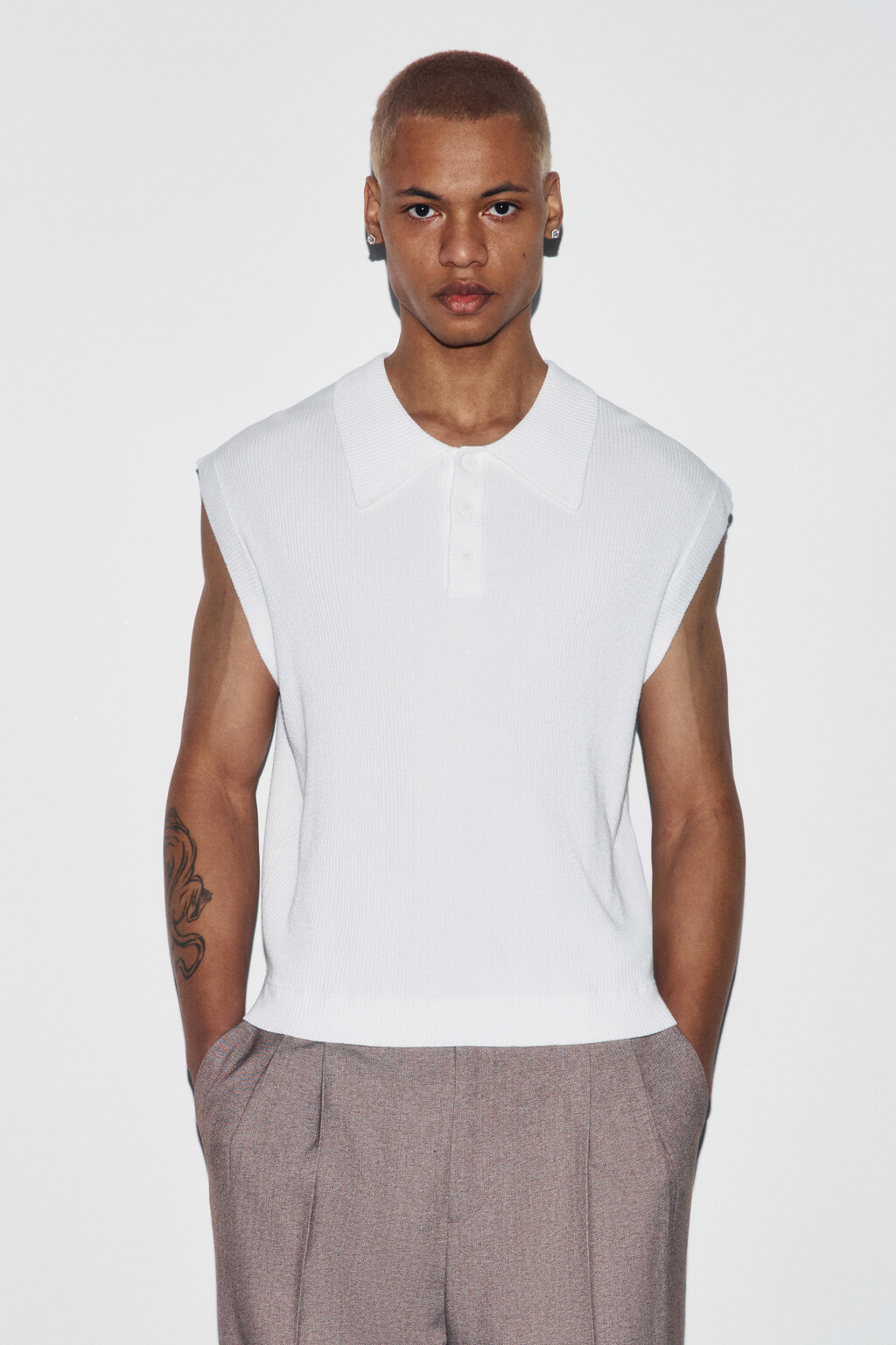 Жилет вязаный приталенный с отложным воротником - цвет белый - 2