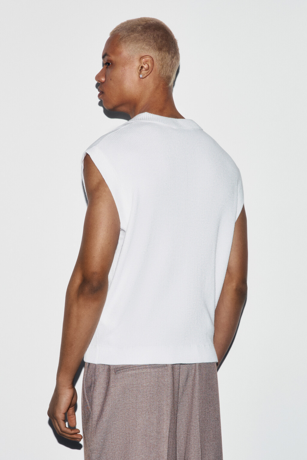 Жилет вязаный приталенный с отложным воротником - цвет белый - 3