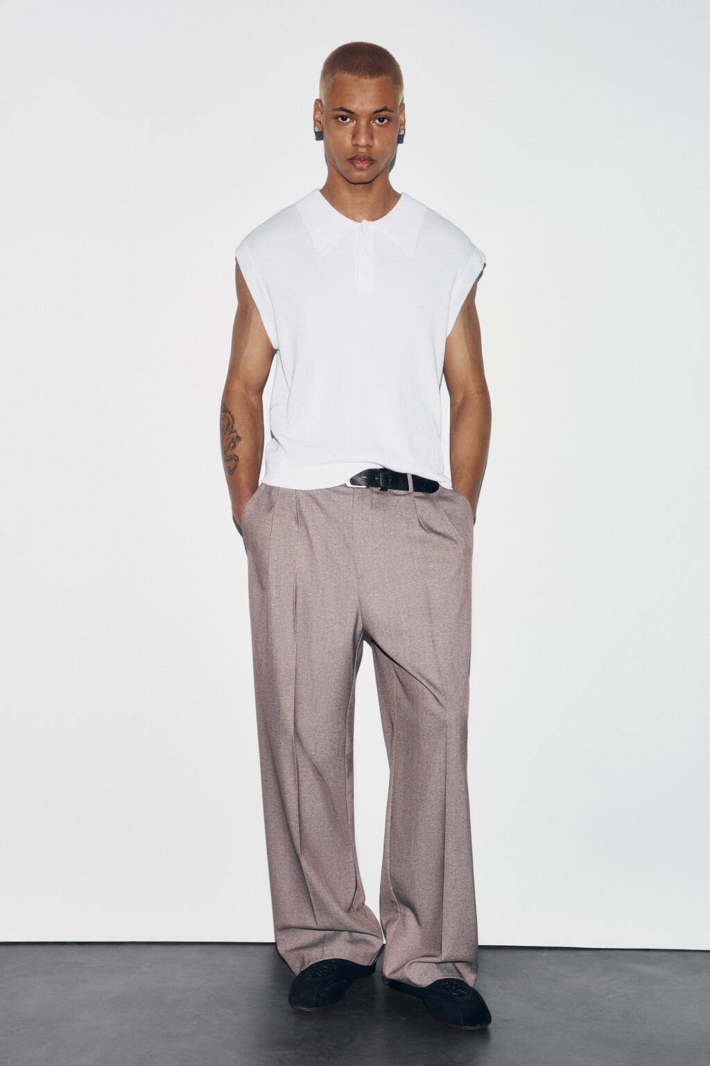 Жилет вязаный приталенный с отложным воротником - цвет белый - 4