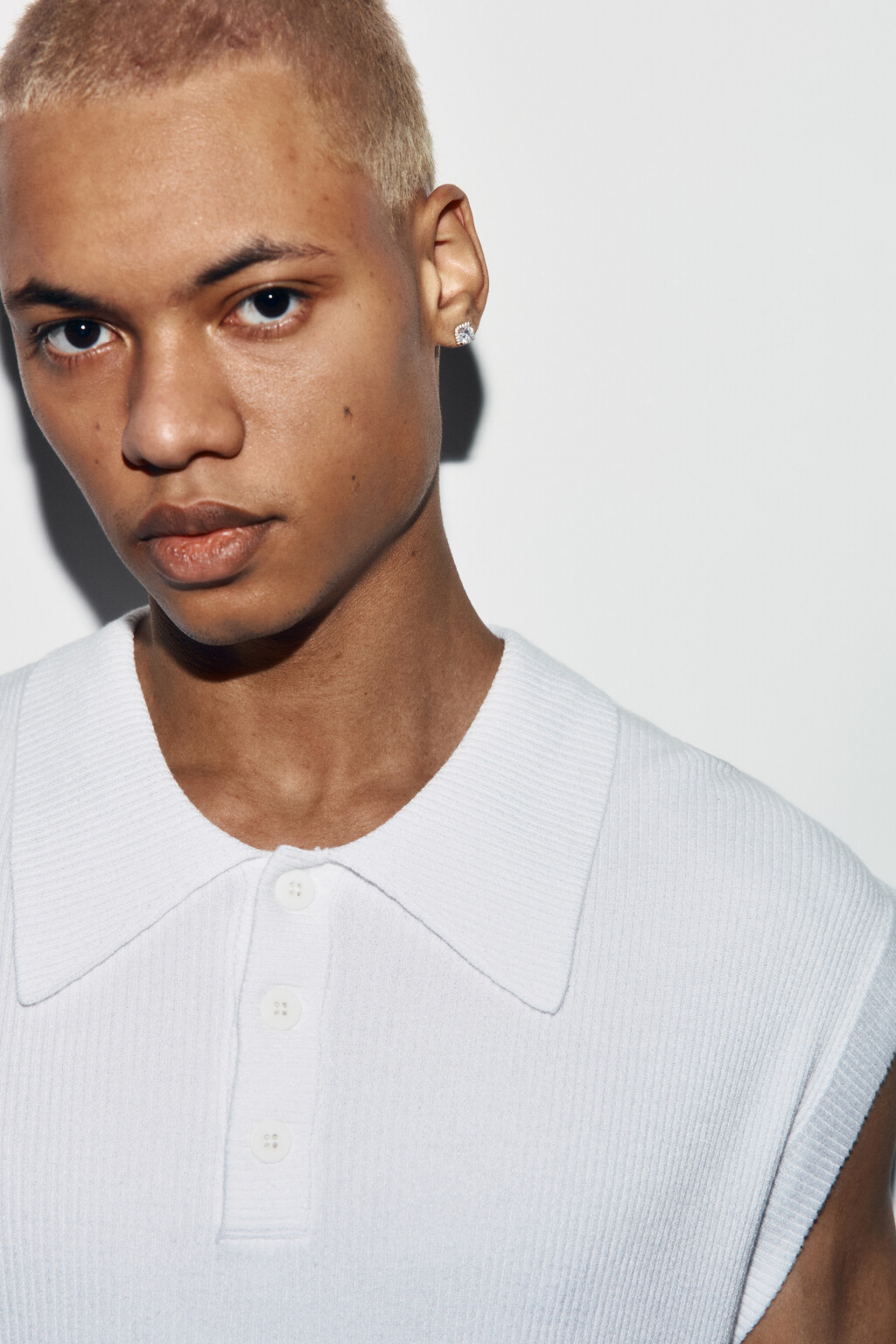 Жилет вязаный приталенный с отложным воротником - цвет белый - 5