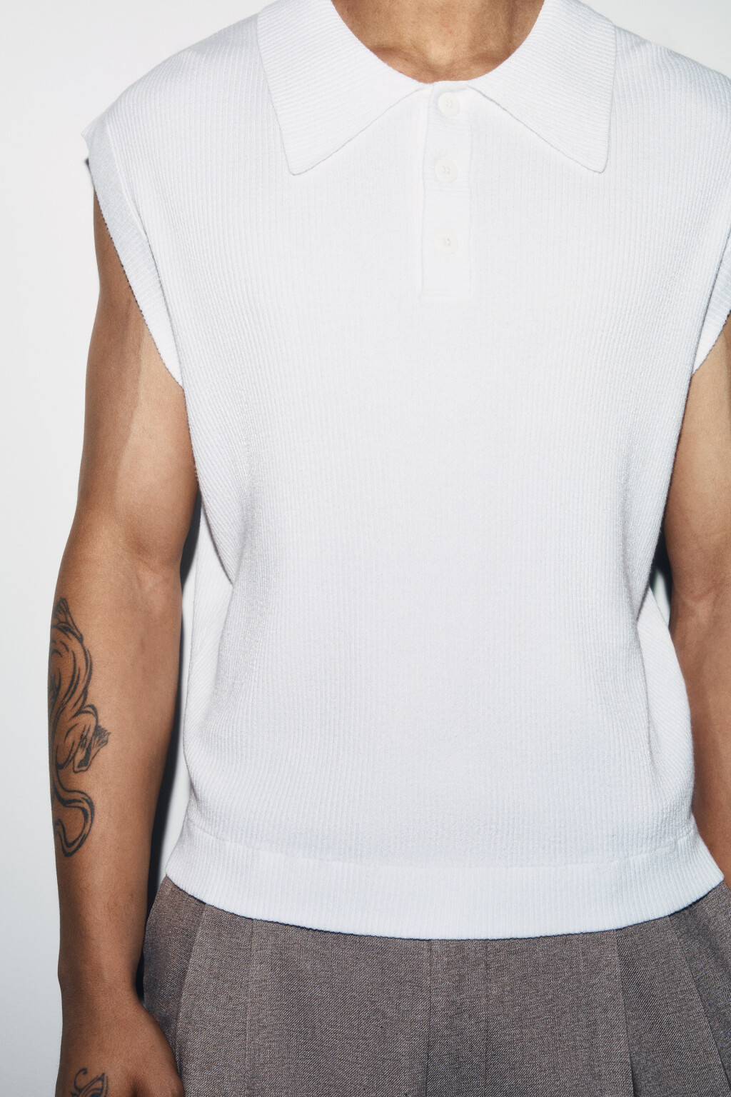 Жилет вязаный приталенный с отложным воротником - цвет белый - 6