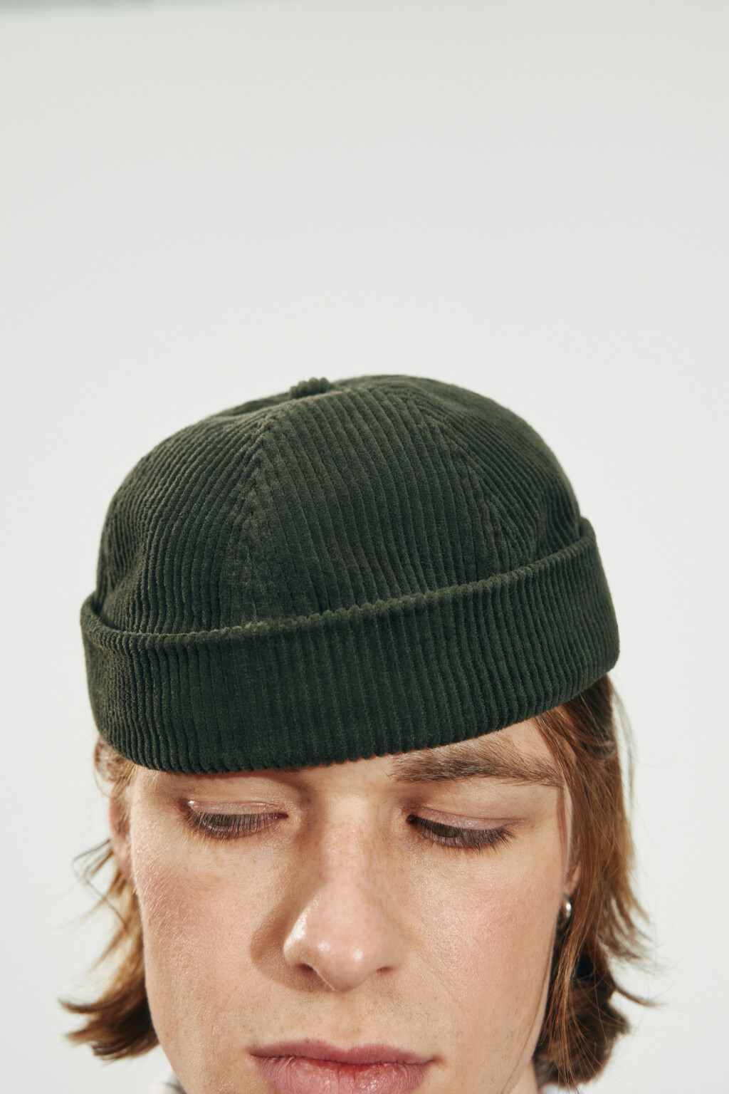 Шапка-бини с вельветовой фактурой в рубчик - цвет зеленый - 3