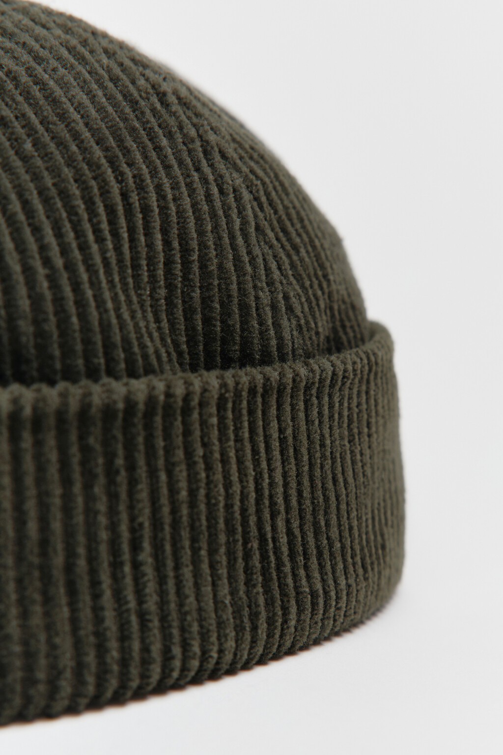 Шапка-бини с вельветовой фактурой в рубчик - цвет зеленый - 5