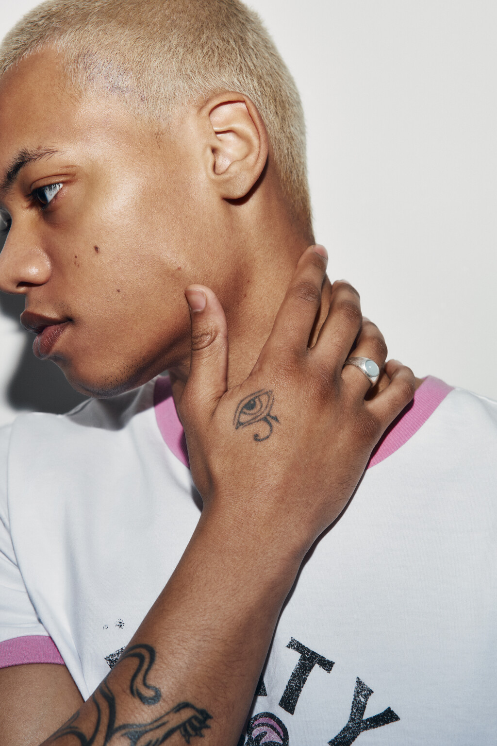 Кольцо серебристое потертое с искусственным камнем - цвет серый - 1