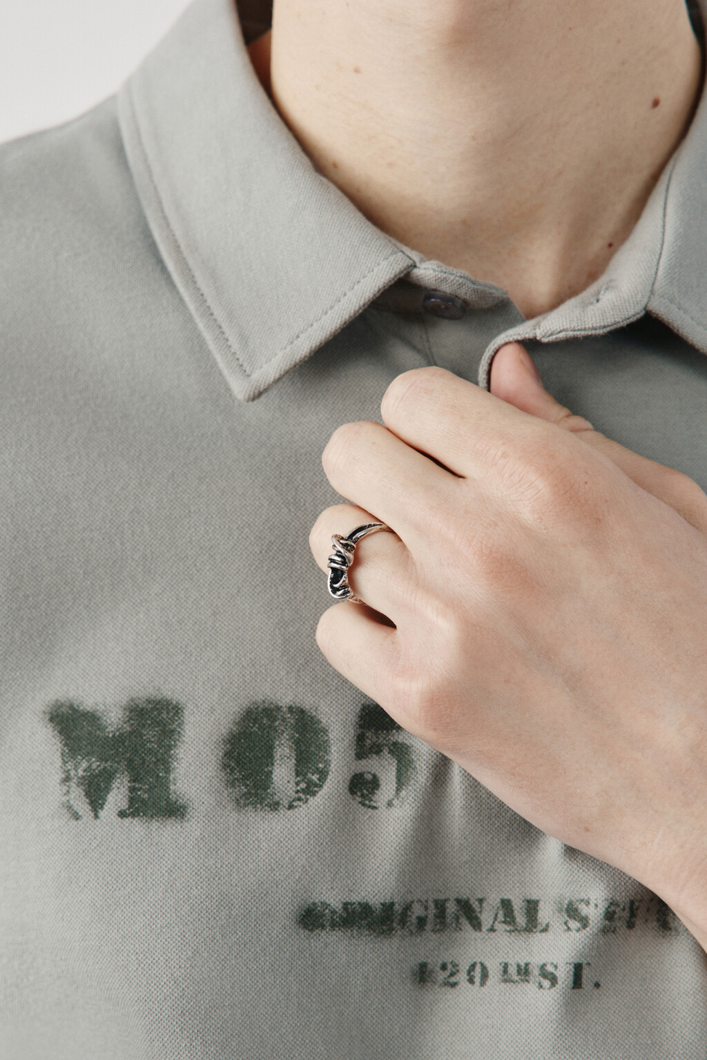 Кольцо серебристое потертое с узлом - цвет серый - 1