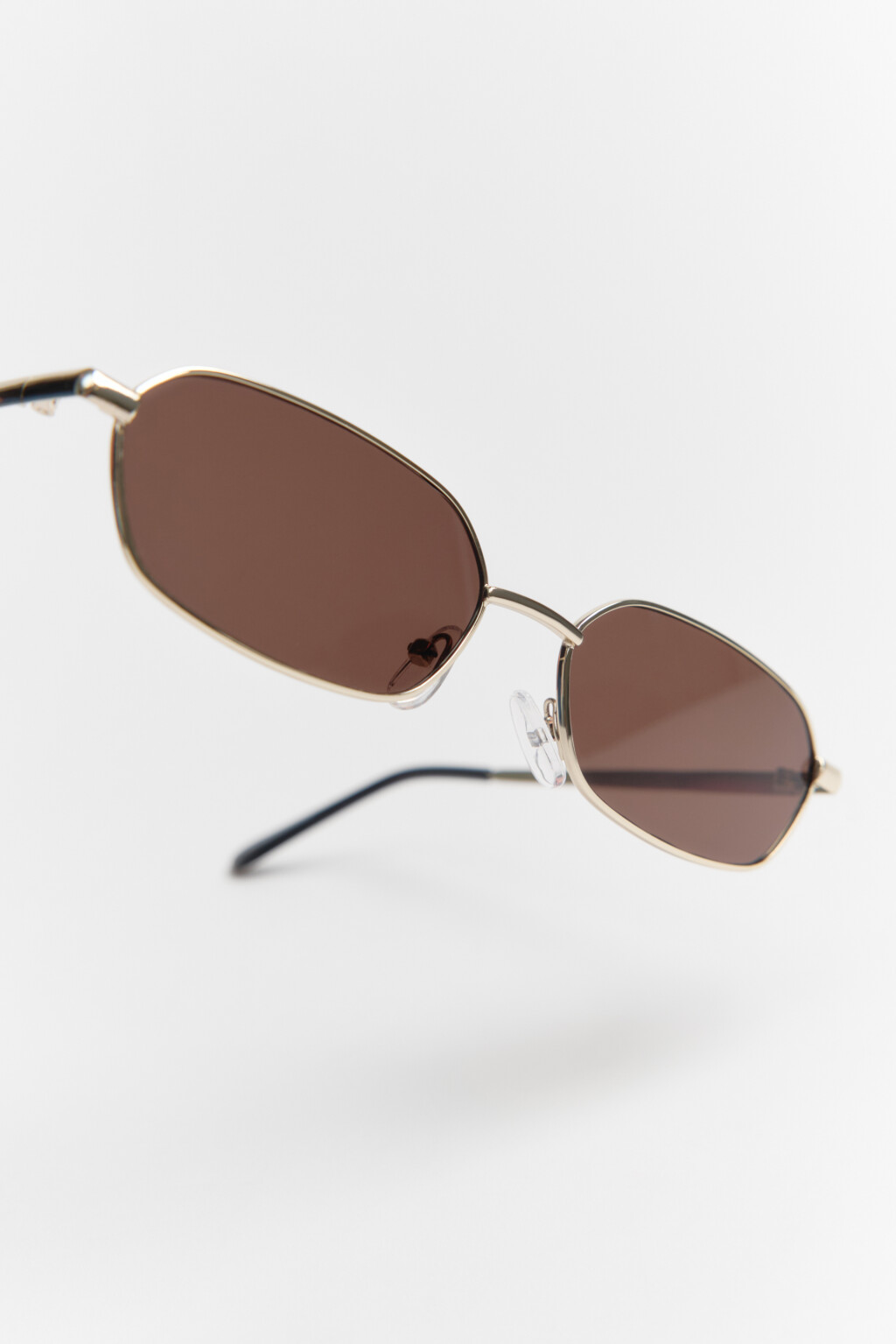 Очки солнцезащитные в тонкой овальной оправе - цвет черный - 2