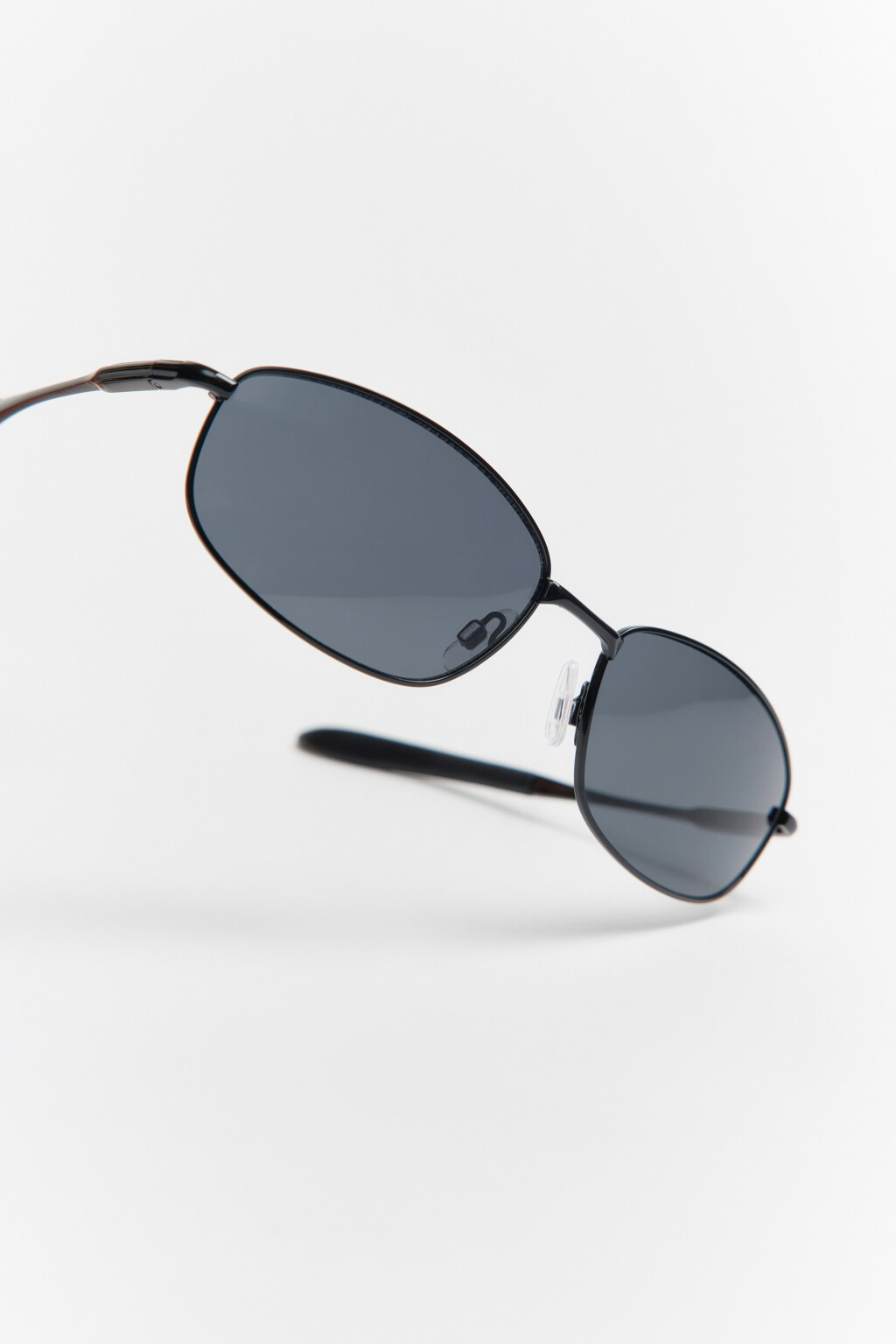 Очки солнцезащитные в тонкой оправе - цвет черный - 1