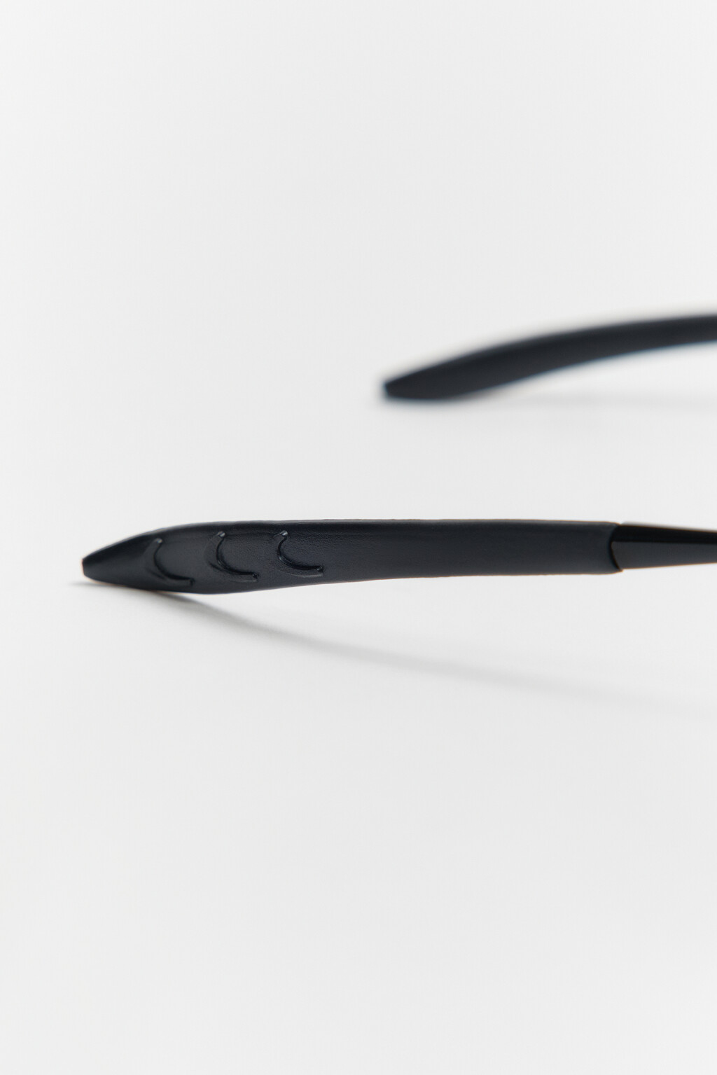 Очки солнцезащитные в тонкой оправе - цвет черный - 4