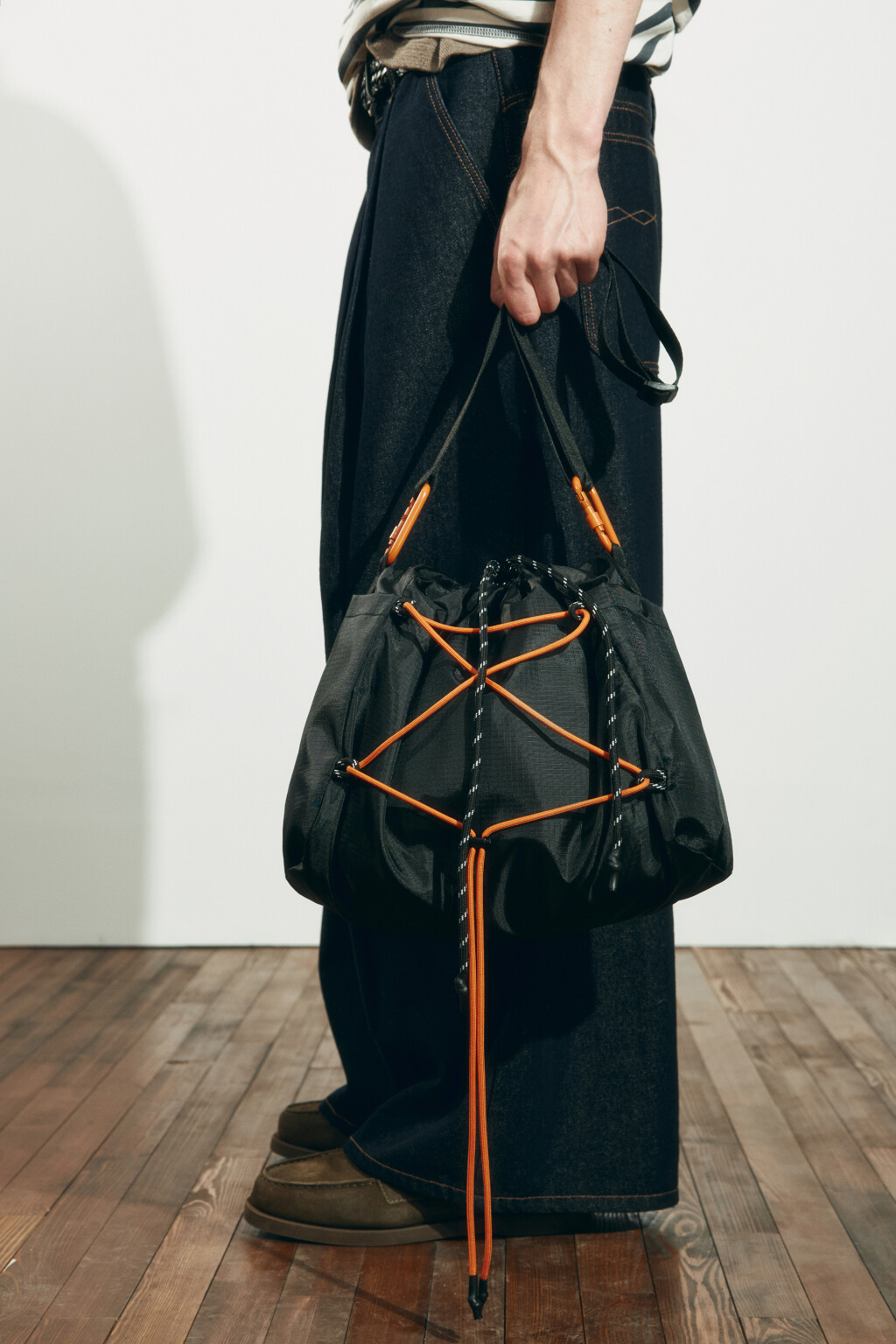 Сумка-кроссбоди спортивная со шнуровкой - цвет черный - 2