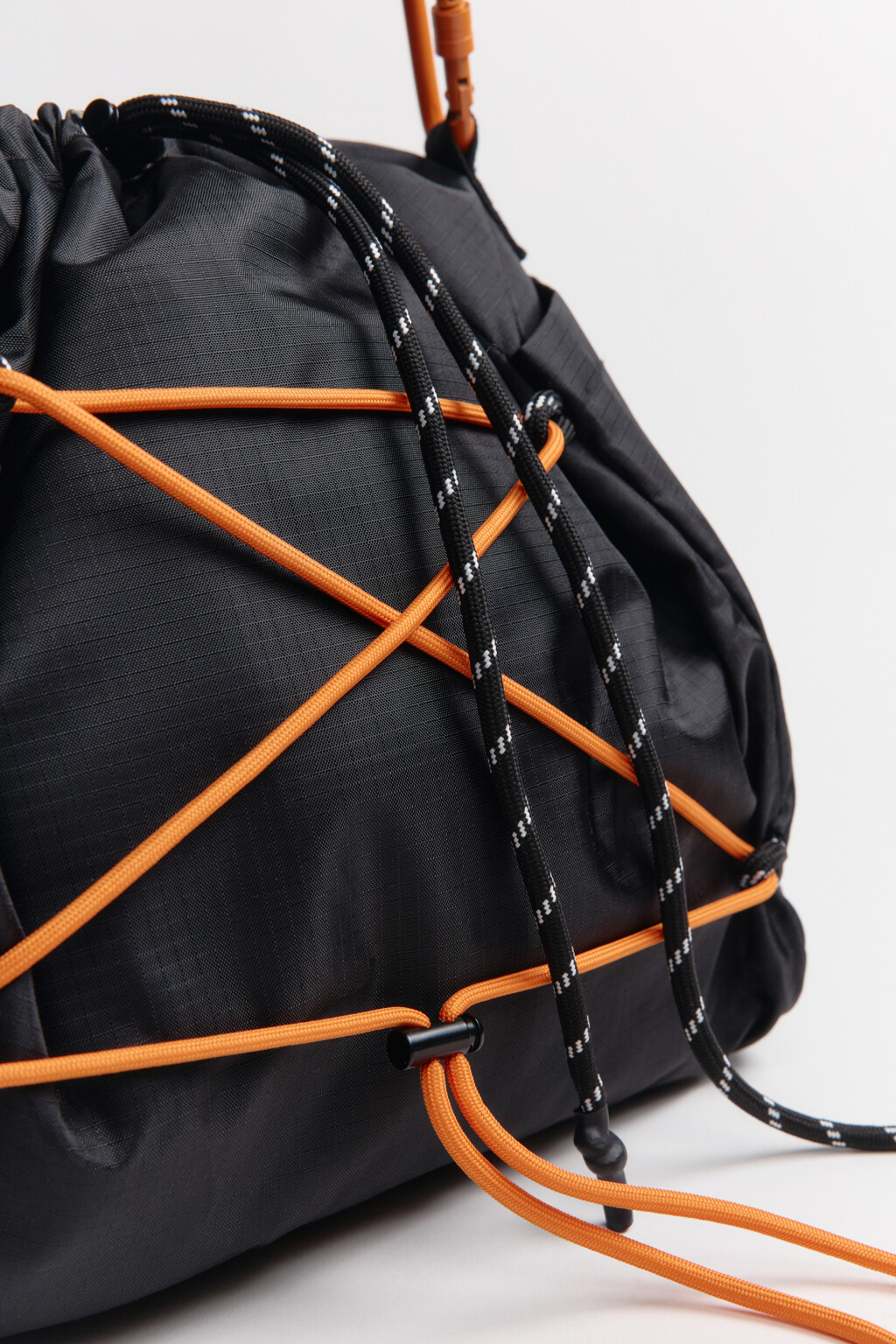 Сумка-кроссбоди спортивная со шнуровкой - цвет черный - 7