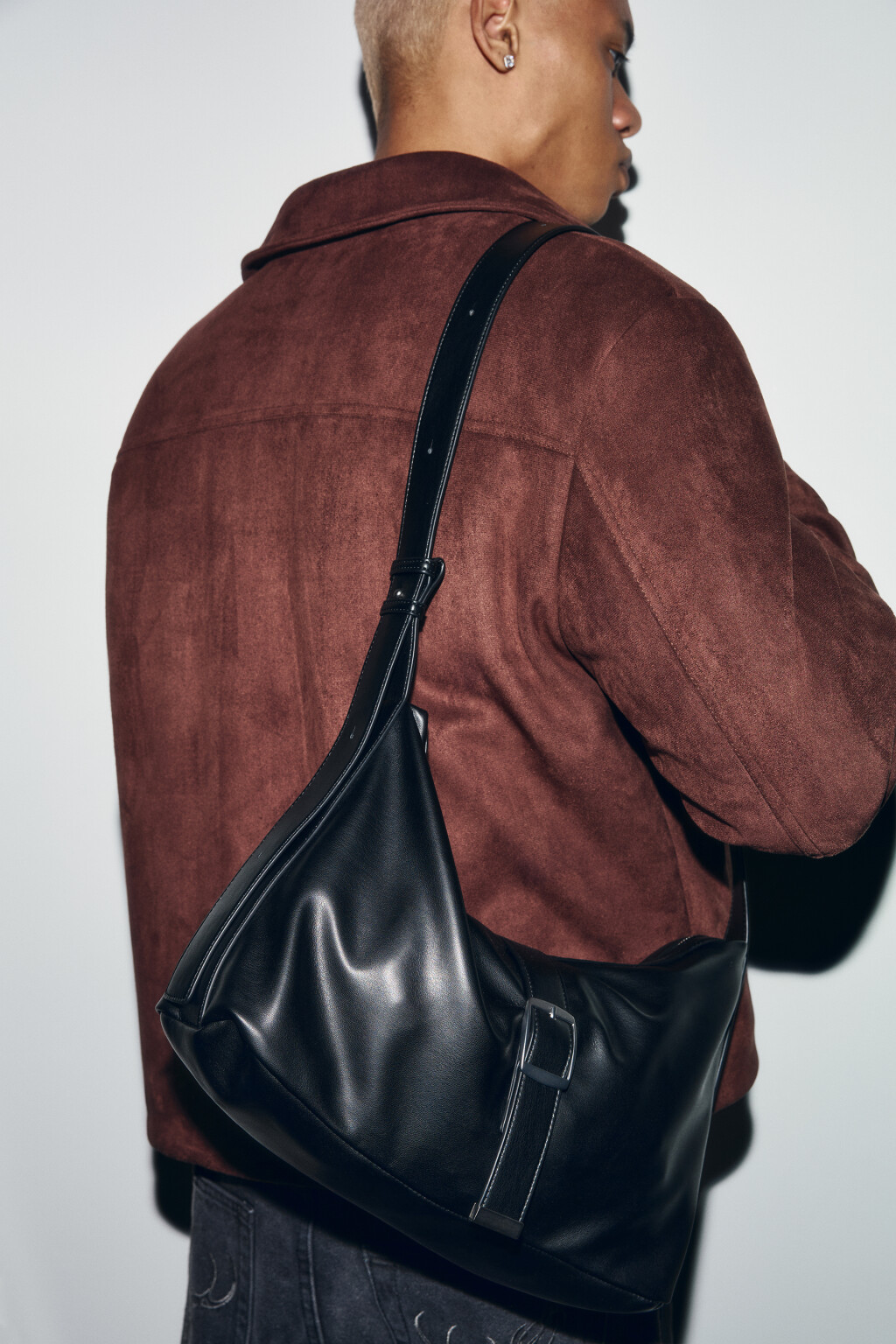 Сумка-кроссбоди с кожаной фактурой - цвет черный - 1