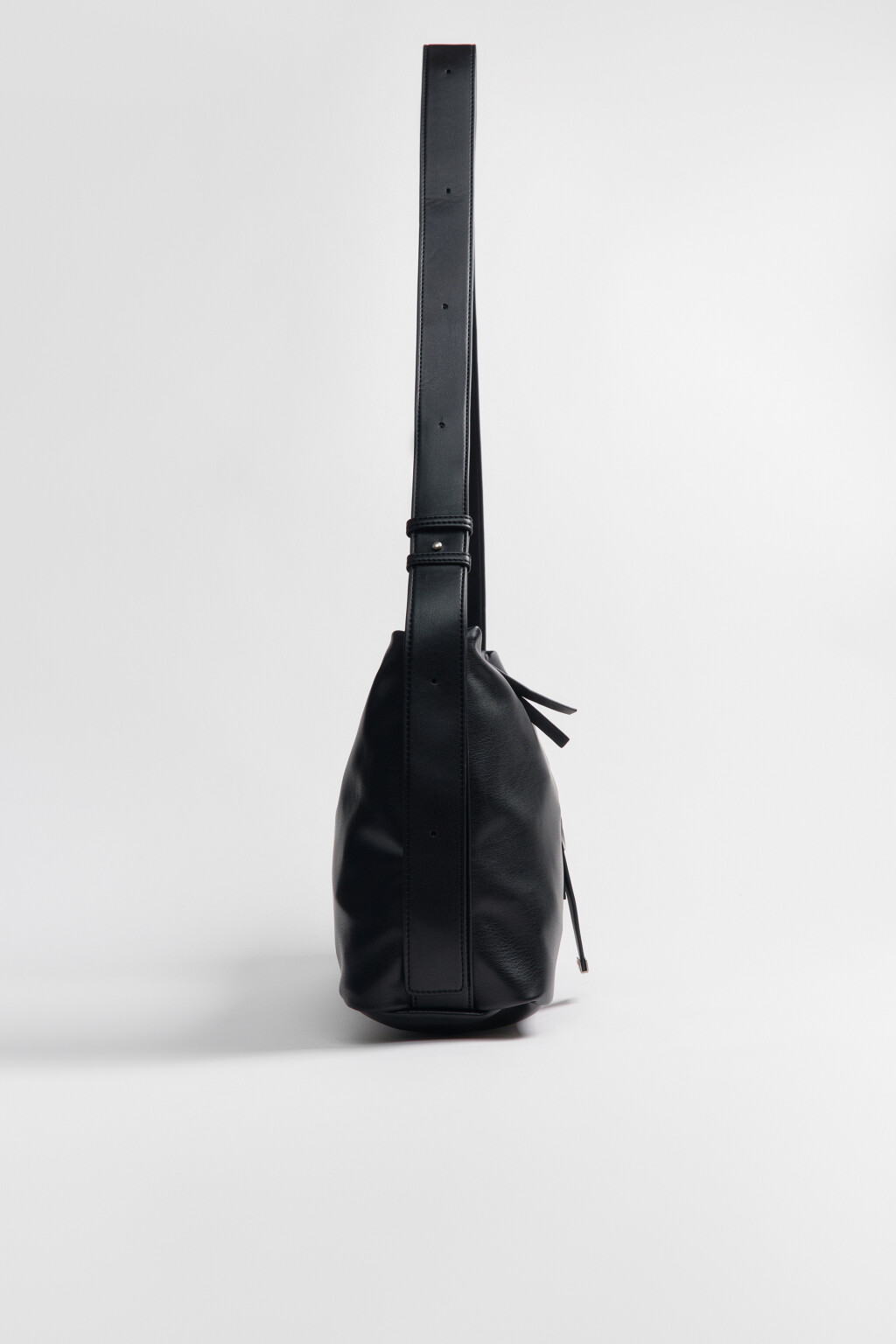 Сумка-кроссбоди с кожаной фактурой - цвет черный - 6