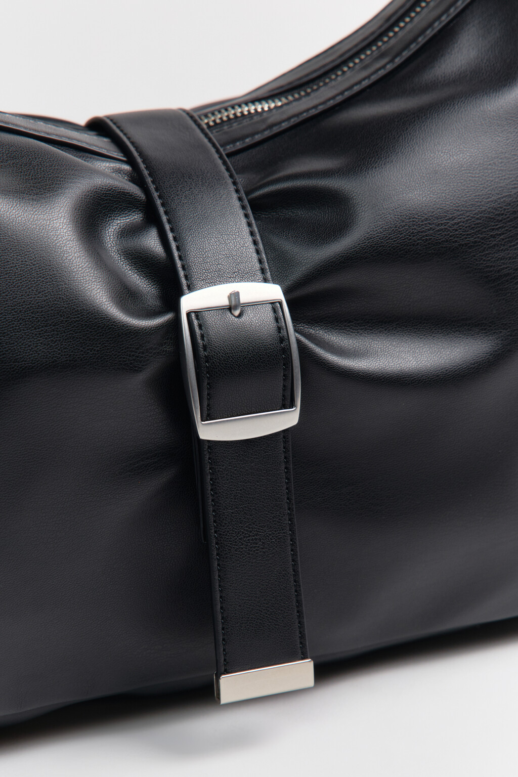 Сумка-кроссбоди с кожаной фактурой - цвет черный - 7