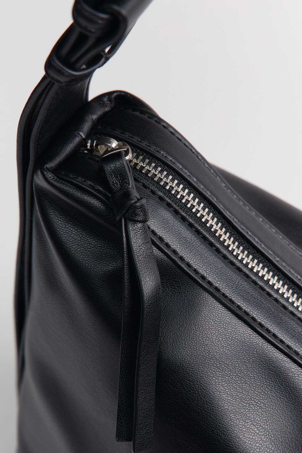 Сумка-кроссбоди с кожаной фактурой - цвет черный - 8