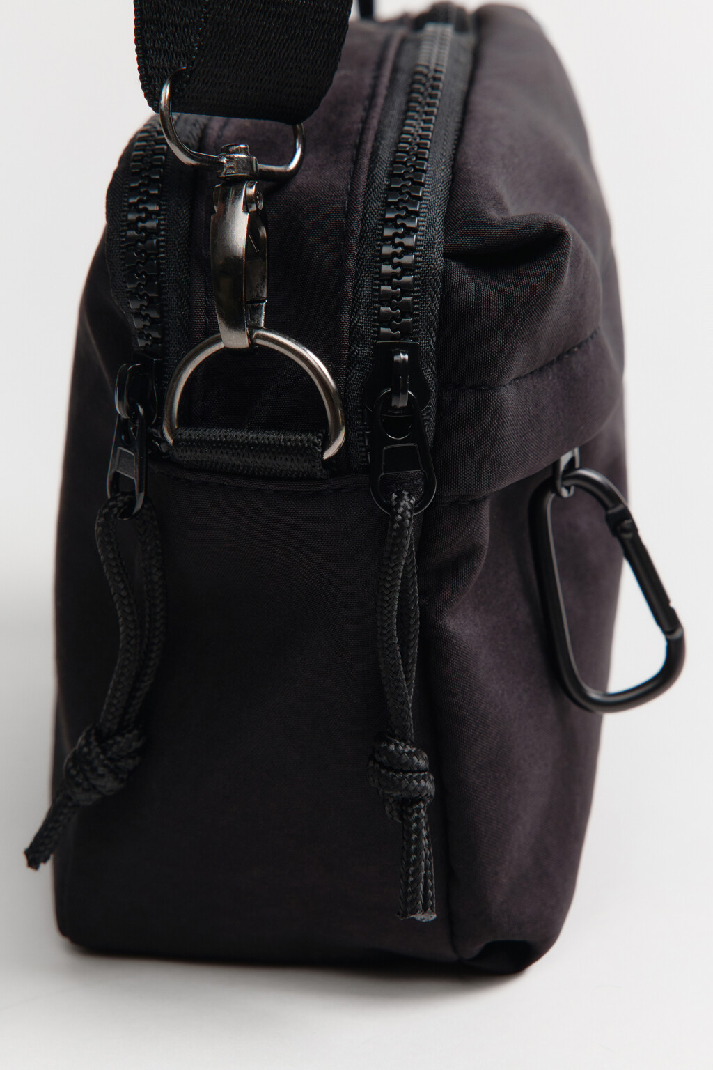 Сумка через плечо с карабином - цвет черный - 4