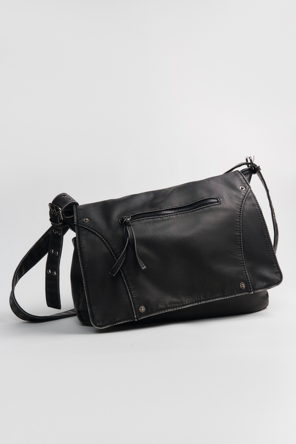 Сумка-кроссбоди с кожаной фактурой и заклепками - цвет черный - 3