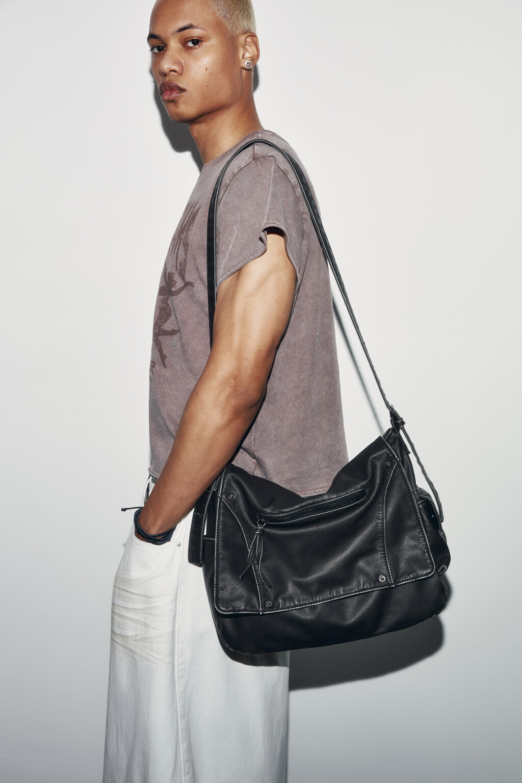 Сумка-кроссбоди с кожаной фактурой и заклепками - цвет черный - 1