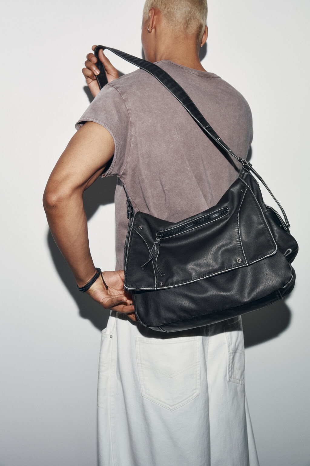 Сумка-кроссбоди с кожаной фактурой и заклепками - цвет черный - 2